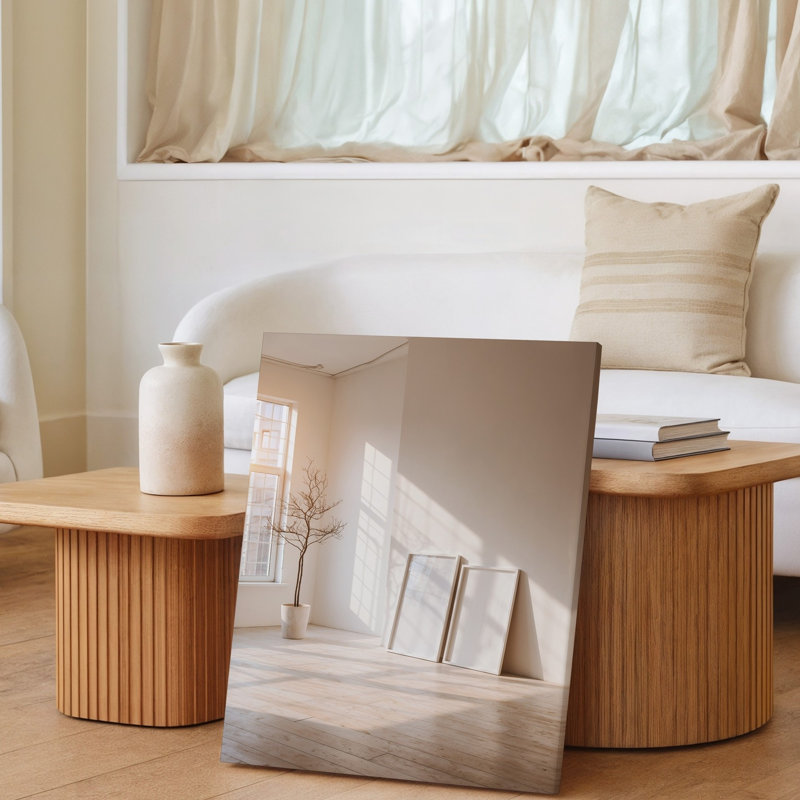 Toile une scène intérieure minimaliste avec une spacieuse pièce ensoleillée avec art mural, plancher en bois clair et murs beige doux, art mural sur toile élancé