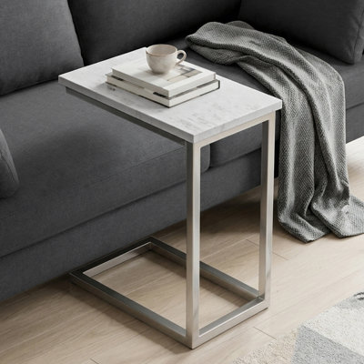 Table d'appoint contemporaine en C véritable avec plateau en marbre Skyler et cadre coulissant