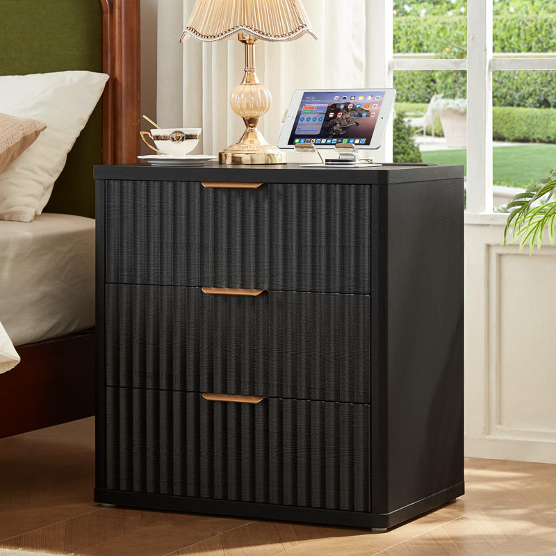 Ensemble de 3 meubles de chambre modernes en bois, comprenant une commode cannelée et des tables de chevet. Commode à 6 tiroirs de 122 cm et tables de chevet de 58 cm avec station de recharge.