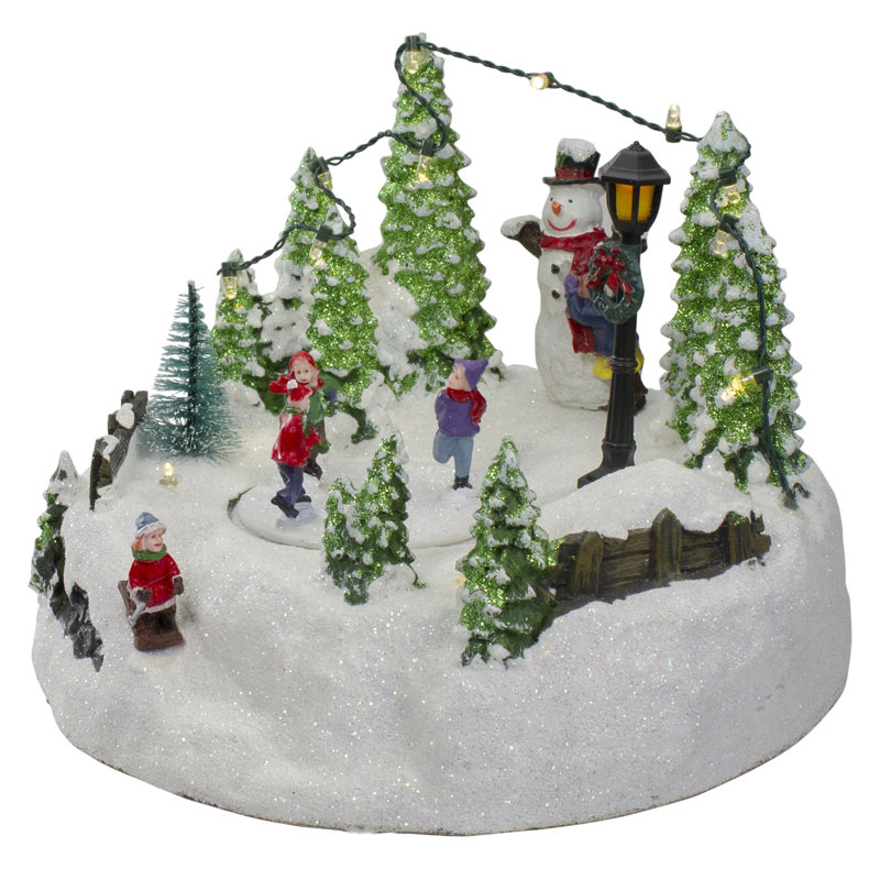 Scène de Noël lumineuse de 9 po avec patineurs en mouvement et bonhomme de neige