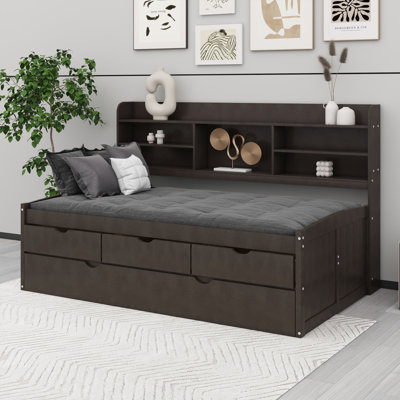 Base de lit en bois avec matelas et tablettes intégrées, trois tiroirs de rangement et un lit gigogne