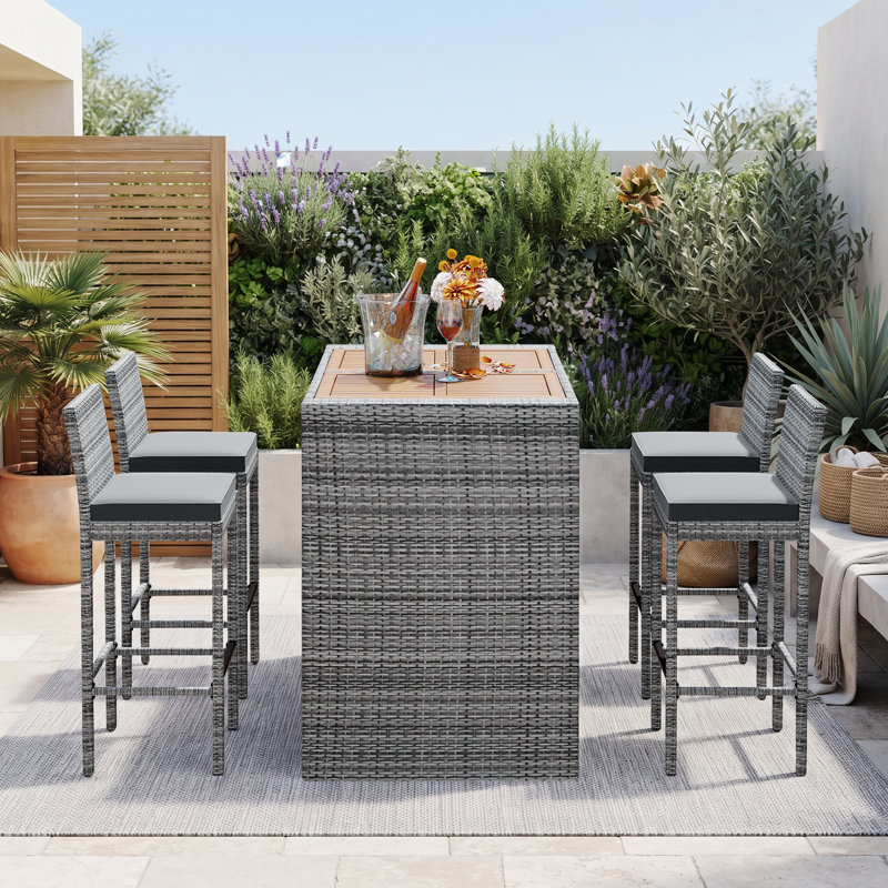 Ensemble de bar extérieur 5 pièces en résine tressée, table de bar de patio avec plateau en bois d'acacia, 4 tabourets de bar, coussins imperméables amovibles et pieds antidérapants