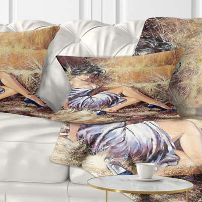 Portrait d'une jeune fille assise sur un coussin de sol