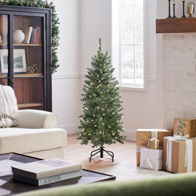 Sapin de Noël artificiel Kingswood Fir Slim de 1,37 m (4,5 pi) pré-illuminé par des lumières DEL blanc chaud, support pliable en métal pour la décoration de Noël.