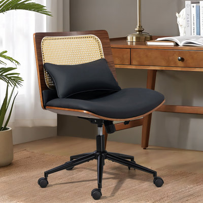 Fauteuil de bureau large en rotin avec siège lombaire et pieds croisés