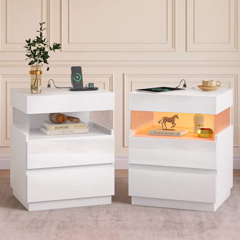 Table de chevet moderne et glamour au fini laqué brillant avec station de recharge, lumière DEL, tablette ouverte et 2 tiroirs