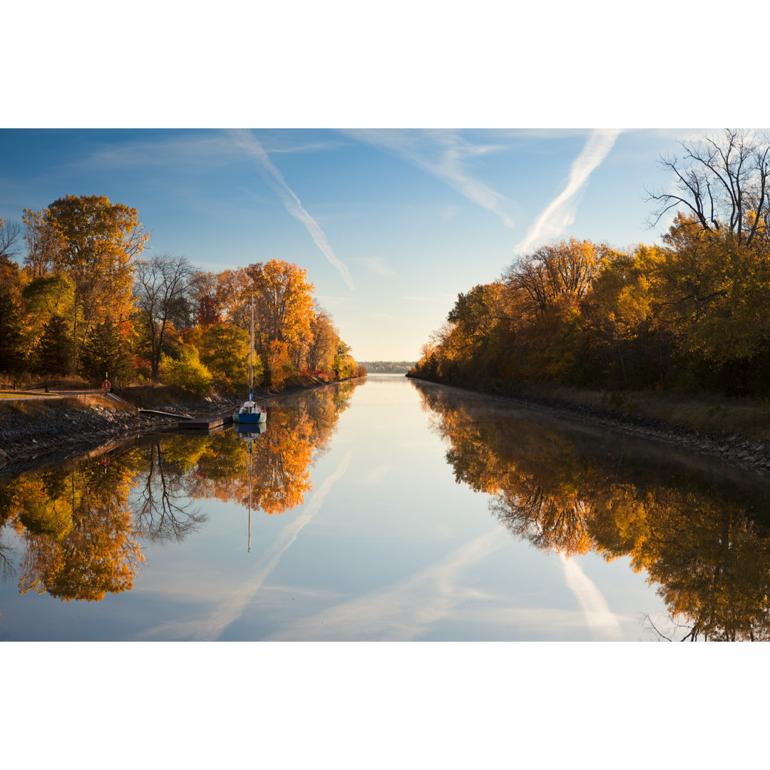 Herbstliche Reflexion auf dem See - Kunstdrucke auf Leinwand