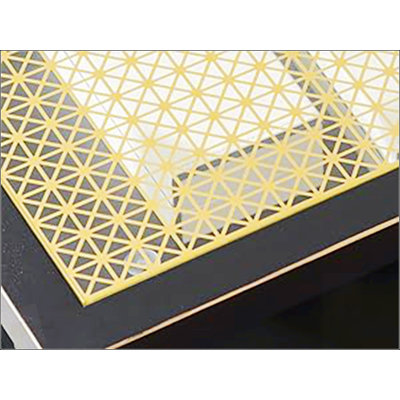 Table basse industrielle carrée avec structure en acier noir mat et plateau en verre doré, parfaite pour les espaces de vie modernes