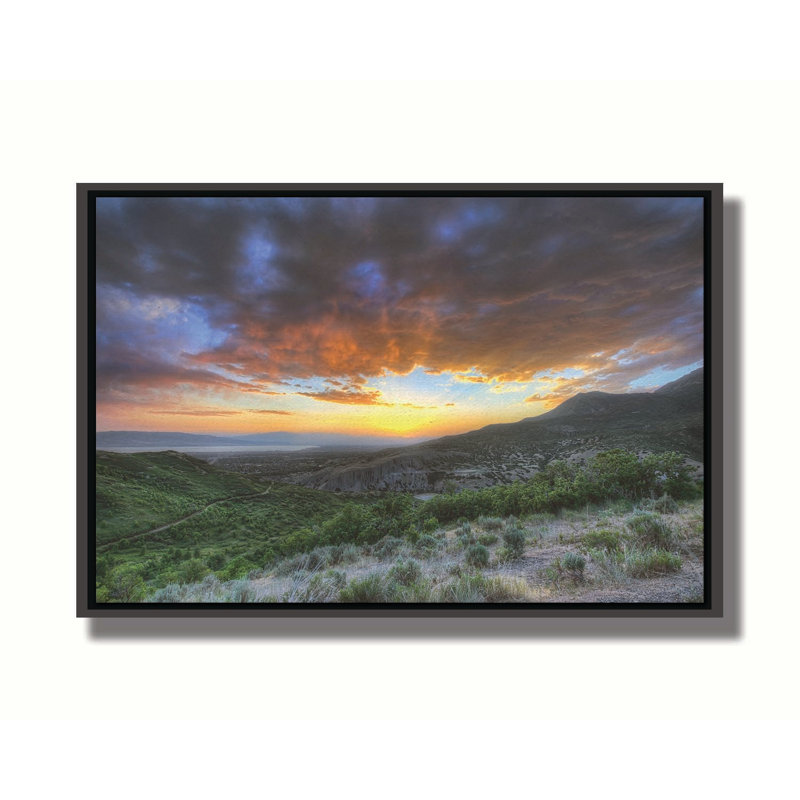 Kyhv Peak Sunset par Scott Barlow. Toile giclée sur toile tendue avec cadre flottant, H 30,5 po x l 45,5 po, Noir