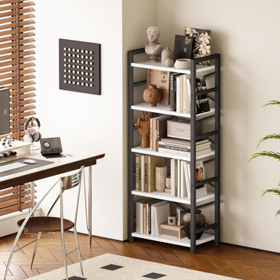 Bibliothèque à 5 niveaux avec tiroir en tissu amovible, grande bibliothèque étroite pour la maison et le bureau, tablettes en bois industrielles avec protection des bords et sangle anti-basculement