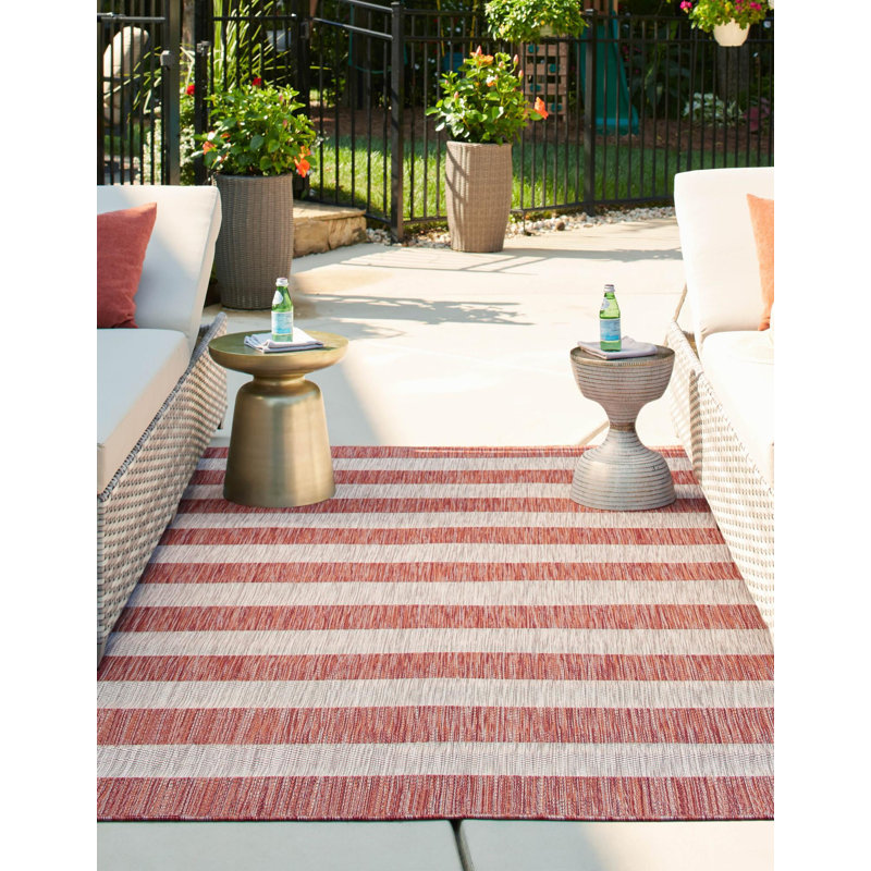 Tapis intérieur / extérieur rayé rouge / gris Simkins, Rectangle 4 pi 1 po x 6 pi 1 po