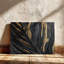 Art mural plume noire et dorée, toile abstraite feuille de Macro - décor moderne glamour, impression de texture luxueuse pour le salon, peinture élégante foncée-673781374
