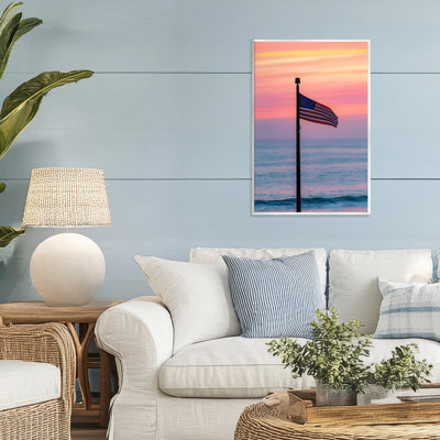 Plaque murale avec drapeau américain contre le coucher du soleil, design par Jeff Poe
