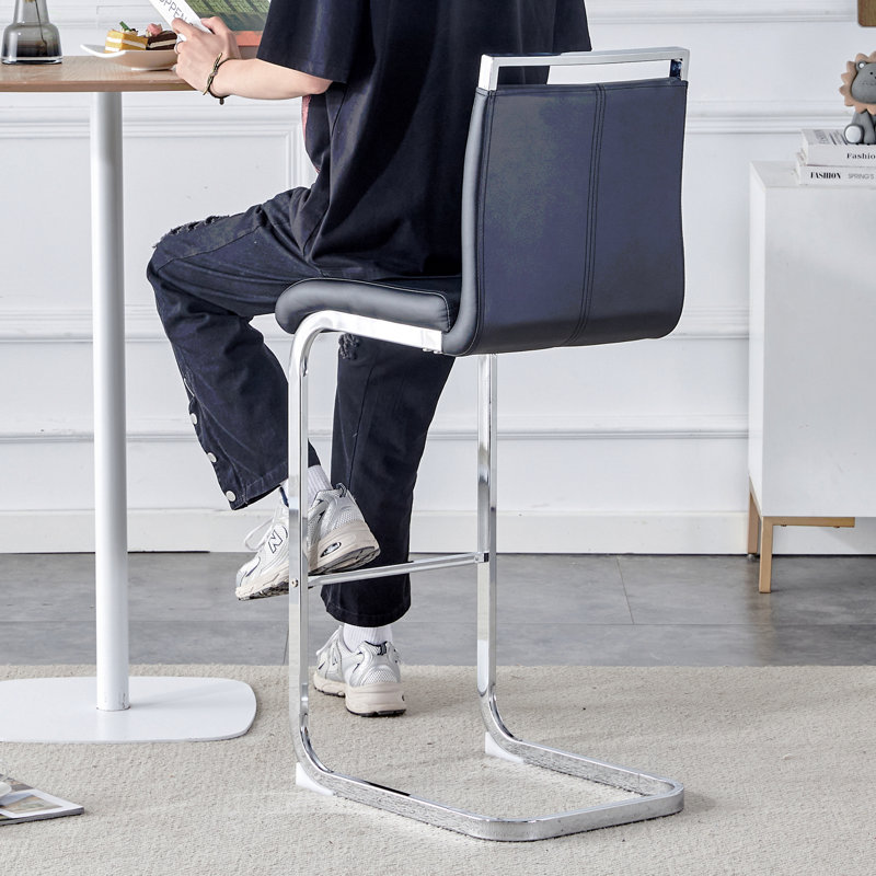 Moderne et magnifique tabouret de bar revêtu de cuir PU avec des pieds en métal argenté en forme de C pour les salles à manger, les cuisines, les terrasses et les chaises de bureau d'invités. (Ensemble de 6) (noir + polyuréthane)
