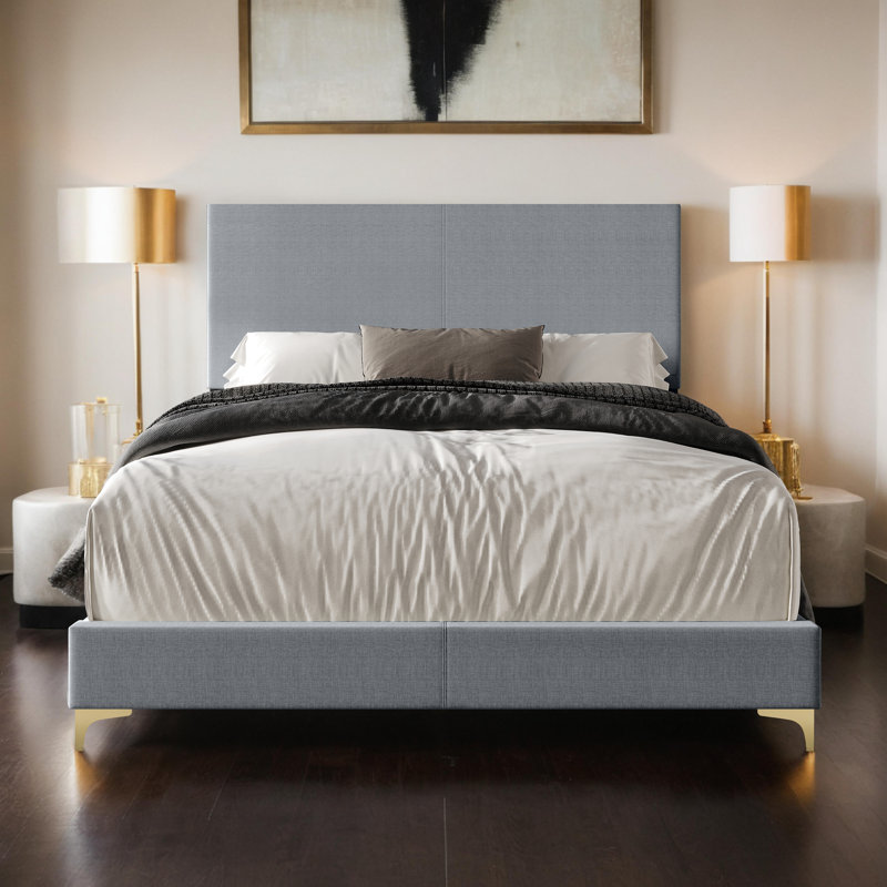 Grand lit en tissu de couleur fumée Hugo avec pieds dorés en acier inoxydable Hugo