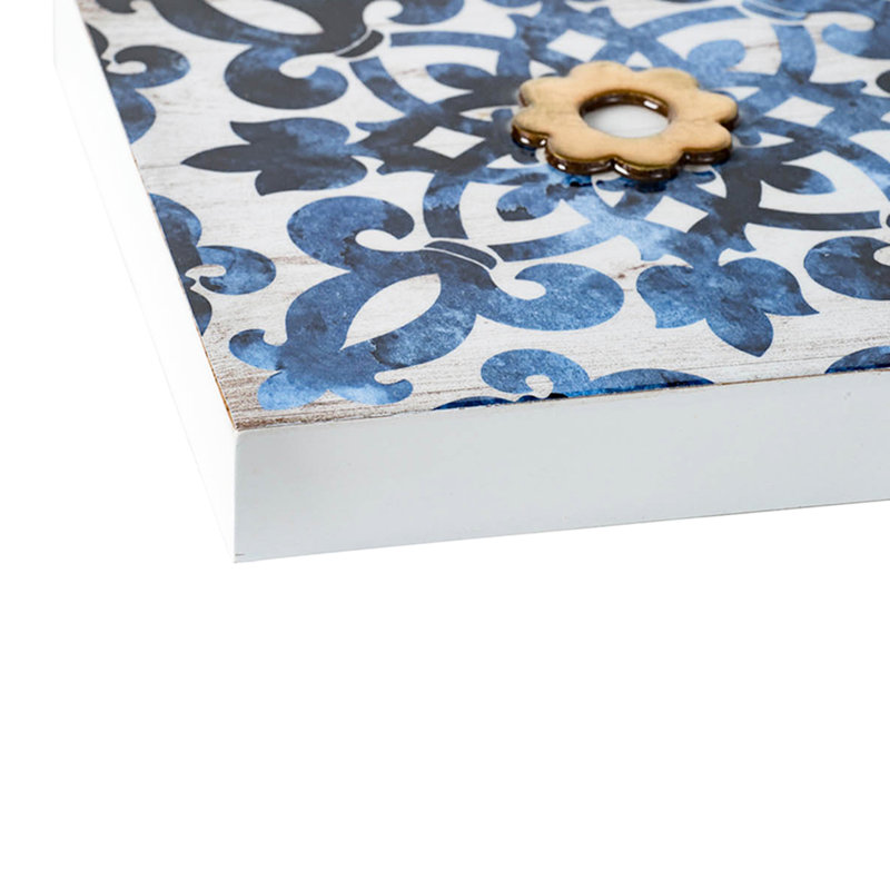 Ornement mural bleu, blanc et doré 9,5 po x 9,5 po. Cadre tendance pour la chambre à coucher. Complète les styles bohémiens. 95% bois de sapin, 5% papier. 5 livres. L 9,5 po x l 9,5 po x P 1,7 po.