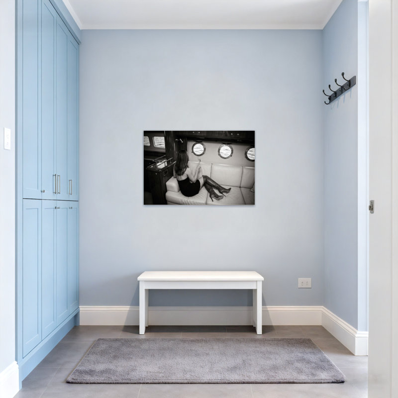 Femme à la mode assise sur un canapé avec des bottes, H 12 po x l 18 po