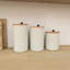 Ensemble de pots décoratifs en céramique blanche texturée avec couvercles en bois et décorations perlées