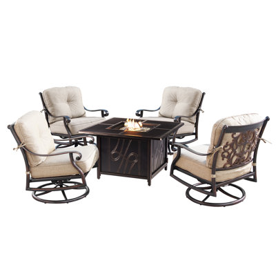 Extérieur en aluminium 42 po Ensemble de table carrée avec quatre chaises berçantes pivotantes à siège profond, perles de feu, couvercle, couvercle de réservoir de propane et housse en tissu de table