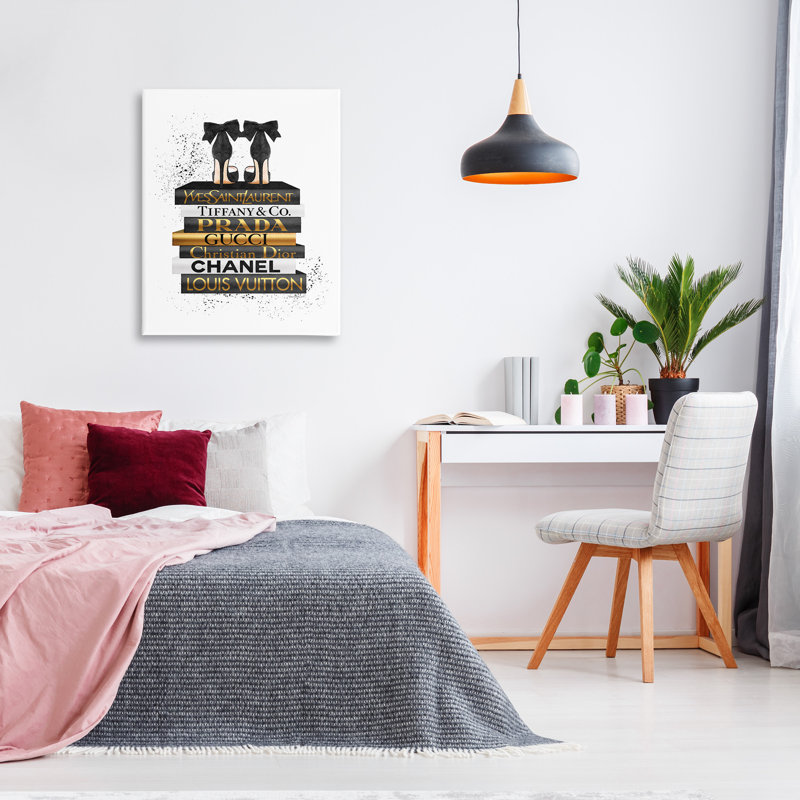 «Black Heels White Gold Bookstack Glam Fashion» par Amanda Greenwood - impression d'art graphique, H 40 po x l 30 po
