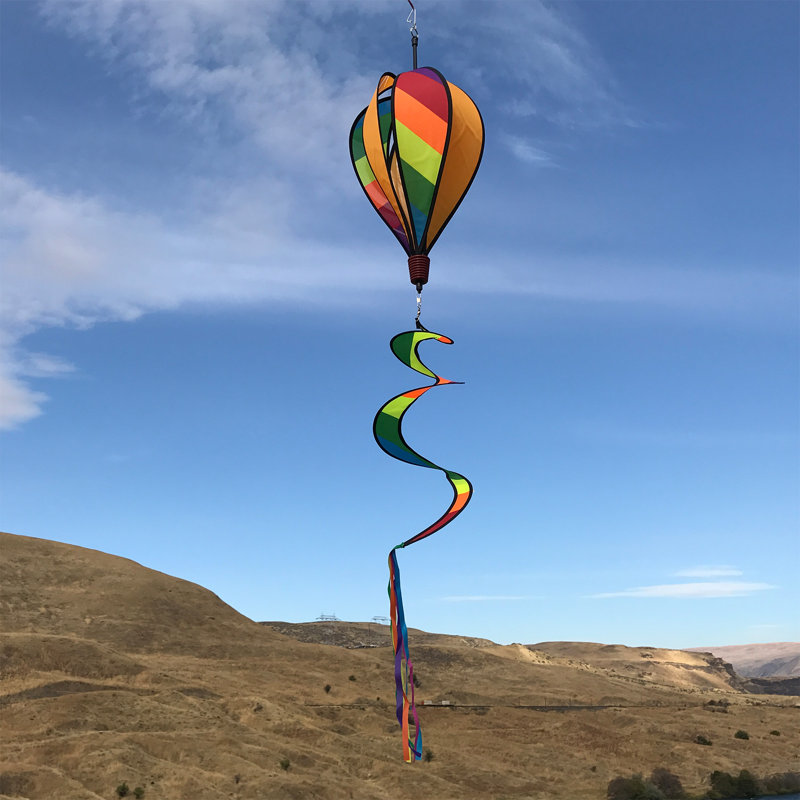 Montgolfière rayée arc-en-ciel