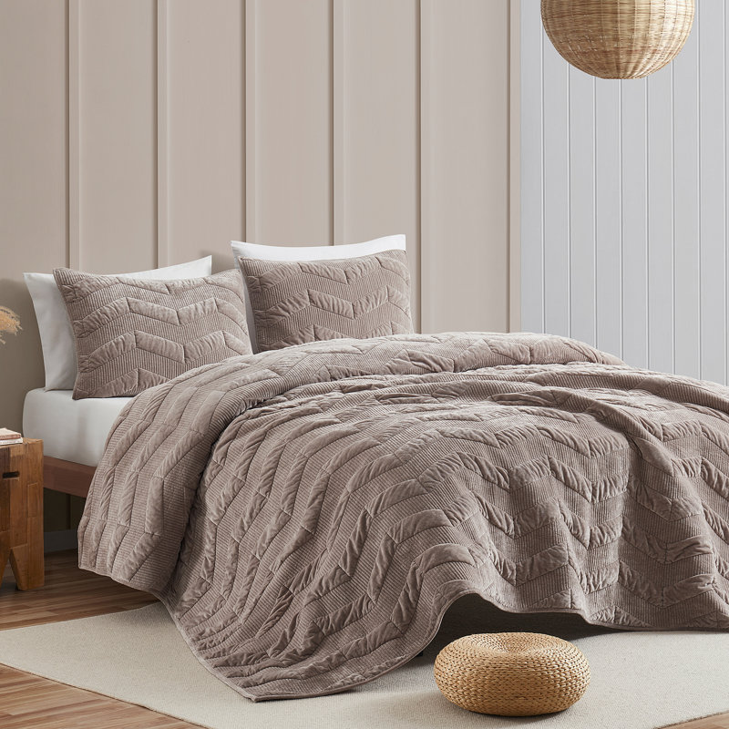 Wonderful Velvet Quilt Set 3-Piece Bedding Set For All Season, King Quilt + 2 King Shams, Light Brown