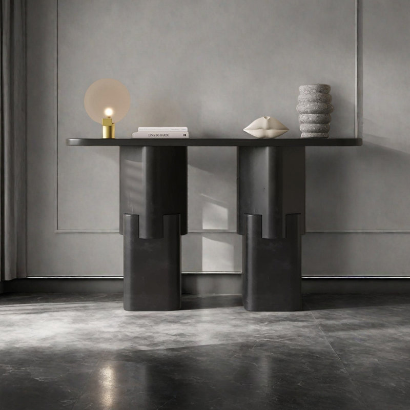 Console de style nordique avec décoration noire