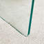 Table de chevet à double tiroir. La surface du panneau est un autocollant en panneau de fibres à densité moyenne et les deux côtés sont en verre trempé transparent. La conception est simple et élégante, avec d'excellentes fonctions de rangement.