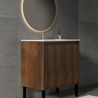 Ensemble de meuble-lavabo simple autoportant avec lavabo en résine à surface solide intégré, portes d'armoire cannelées et pieds en métal