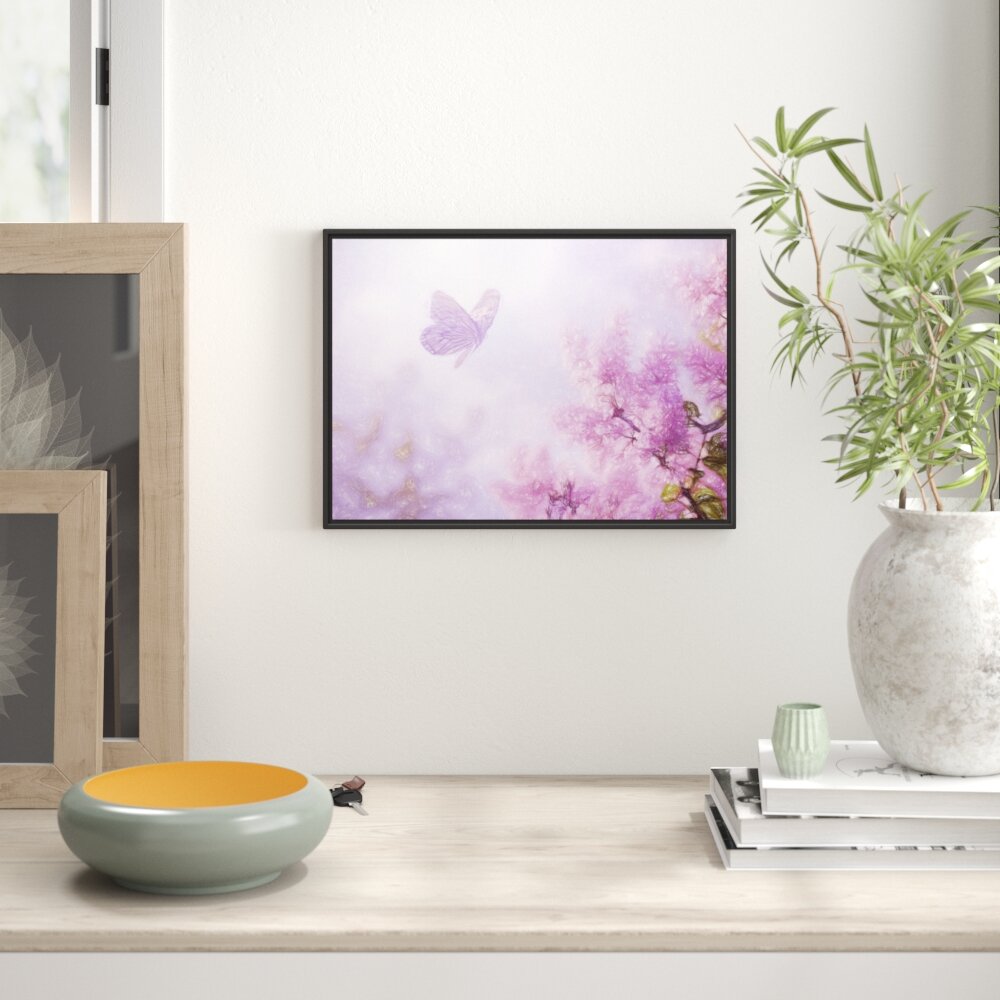 Schmetterling und Kirschblüten Gerahmter Fotokunstdruck