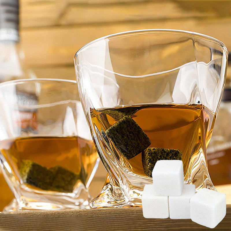Un ensemble de 4 pierres de refroidissement uniques avec pochette en velours réutilisable A Granite Whiskey Stones, White