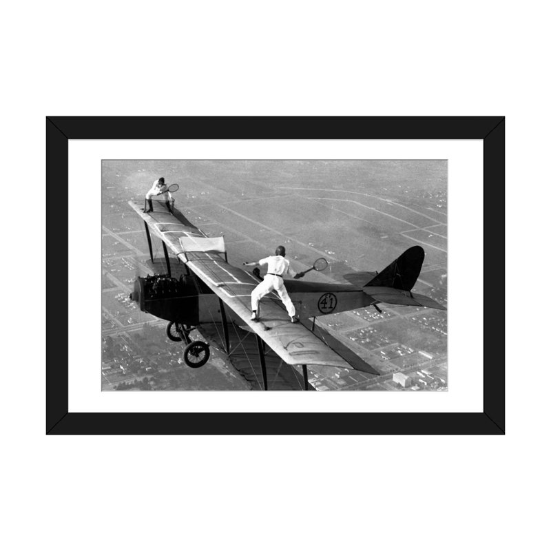 Jouant au tennis sur un biplan en 1925, reproduction de photo sur toile, H 24 po x l 32 po x P 1 po, Blanc