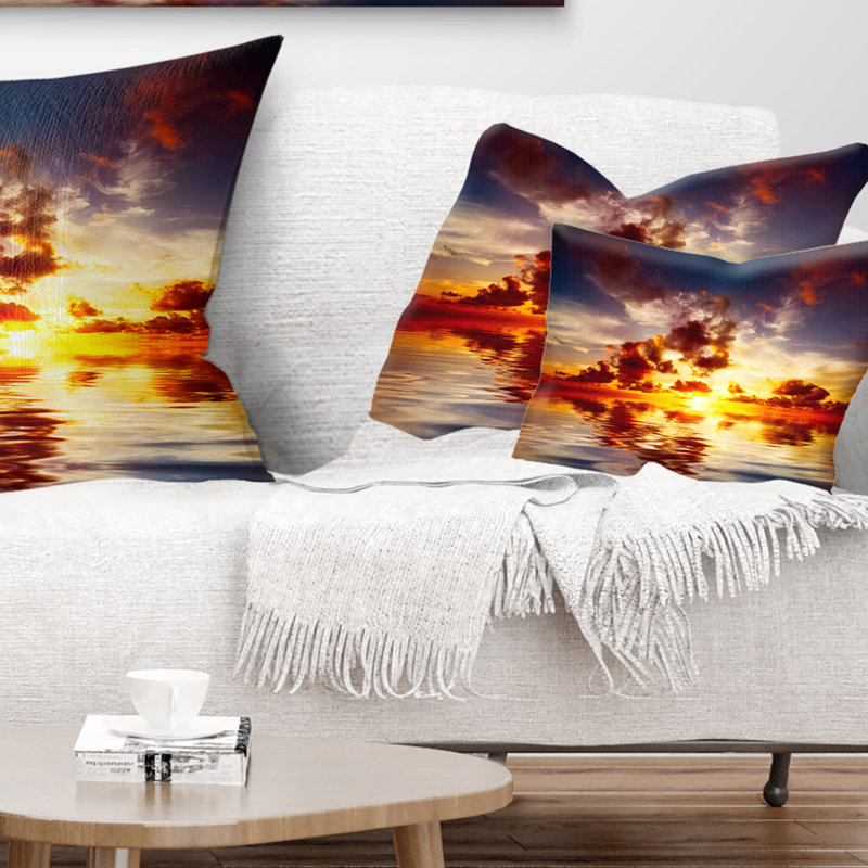 Magnifique coussin de soleil à coucher de mer avec un magnifique coussin lombaire ciel