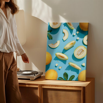 Toile, composition à plat à plat vibrante et ludique avec art mural jaune vif, tranches de melon éparpillées sur une toile murale bleu pâle