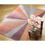Tapis géométrique or/rose Bovill-31784222
