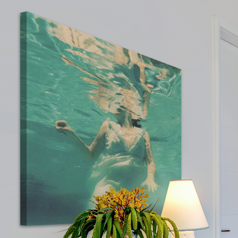 « plongée oreiller », reproduction de photo sur toile tendue, H 48 po x l 48 po x P 1,5 po