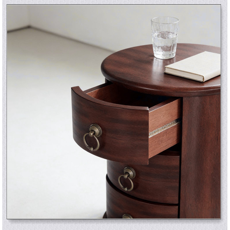 Table de chevet en bois avec 4 tiroirs et poignées en bronze antique, parfaite pour le rangement et la décoration dans n'importe quelle pièce