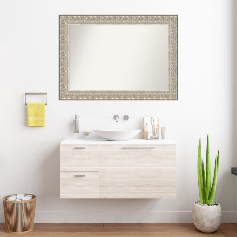 Miroir de salle de bain mural Luxe, 30,75 po x 42,75 po, Crème argent