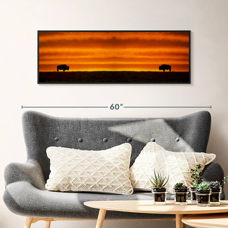 Lever de soleil sur les bisons, 43 po x 15 po, Cadre flottant noir