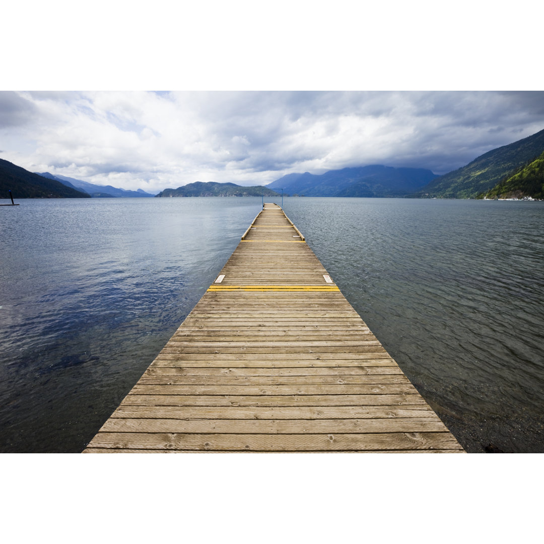 Langer Steg am Bergsee von Benedek - Druck ohne Rahmen auf Leinwand