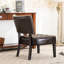 Chaise d'appoint brune surdimensionnée avec structure et assise confortable en similicuir-918775452