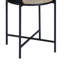 Table basse ronde à finition noire avec rangement en rotin et rangement Colson, parfaite pour un décor moderne et rustique.