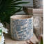 Jardinière S / 2 sable et ciment gris à motif floral bleu