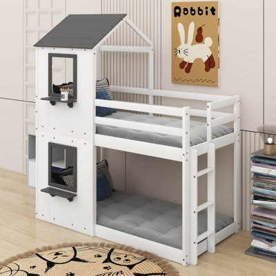 Lit superposé simple au-dessus d'un lit simple en bois avec toit, fenêtre et garde-corps