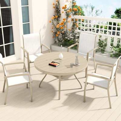 Ensemble de salle à manger d'extérieur 5 pièces : 4 chaises empilables et une table ronde en métal de 103 cm (40,6 po), pouvant accueillir 6 personnes. Parfait pour les terrasses et les abords de la piscine. Assise respirante. Mobilier résistant aux intempéries.