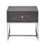 Table d'appoint moderne en chêne gris, alliant structure et rangement, pour un style résolument moderne.