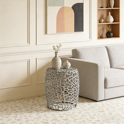 Table de bout cylindrique en aluminium au design complexe