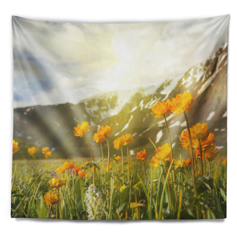 Tapisserie florale de montagne avec fleurs jaunes, H 68 po x l 80 po