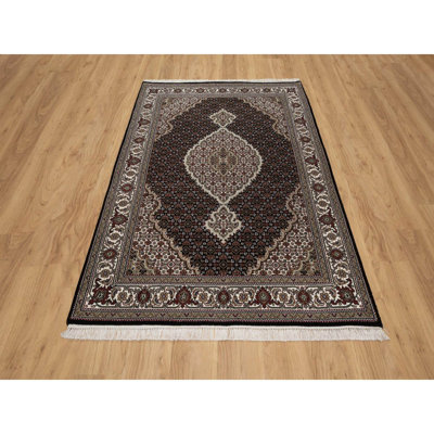 Tapis oriental noué à la main 4 pi 9 po x 6 pi 9 po noir, 175 KPSI, Tabriz Mahi avec médaillon de poisson, 100% laine