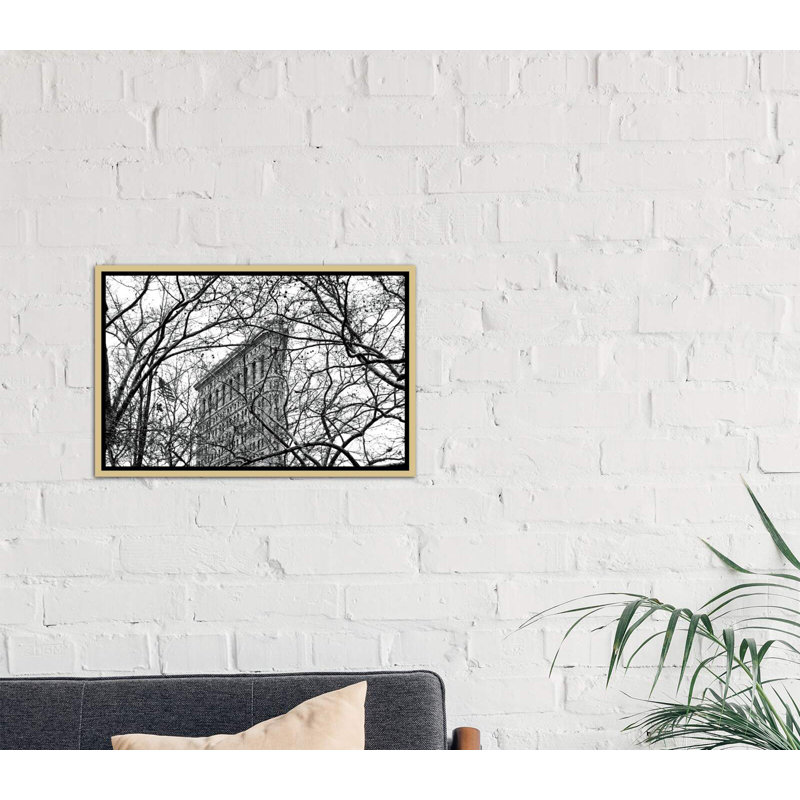 «Veiled Flatiron Building in B&W» par Erin Clark - reproduction de photo, H 26 po x l 40 po x 1,5 po, Toile encadrée d'or